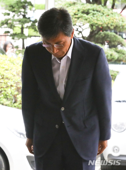 【서울=뉴시스】최진석 기자 = 수행 비서 성폭행 혐의를 받는 안희정 전 충남지사가 6일 오전 마포구 서울서부지방법원에서 열린 2차 공판에 출석하고 있다. 2018.07.06.myjs@newsis.com