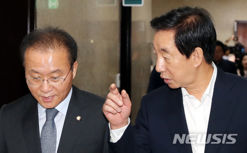 【서울=뉴시스】이종철 기자&nbsp; = 6일 서울 여의도 국회에서 열린 자유한국당 원내대책회의를 마친 김성태 당대표 권한대행이 윤재옥 원내수석부대표외 심각한 표정으로 의견을 나누며 걸어가고 있다. 2018.07.06.&nbsp; jc4321@newsis.com