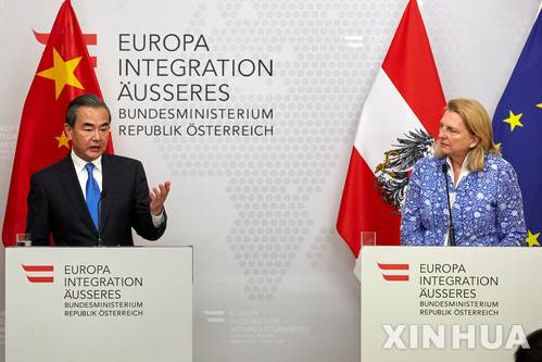 【빈=AP/뉴시스】5일(현지시간) 오스트리아 빈에서 왕이(王毅) 중국 외교담당 국무위원 겸 외교부장이 카린 크나이슬 오스트리아 외무장관과 함께 공동 기자회견을 갖고 있다. 왕 위원은 이란 핵합의 관련 6개국 외무장관 회담에 참석차 오스트리아를 방문했다. 2018.07.06