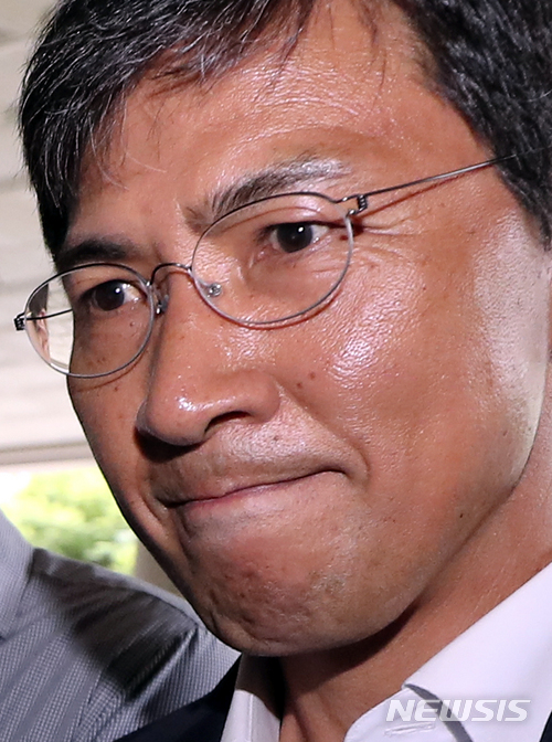 【서울=뉴시스】최진석 기자 = 수행 비서 성폭행 혐의를 받는 안희정 전 충남지사가 6일 오전 마포구 서울서부지방법원에서 열린 2차 공판에 출석하고 있다. 2018.07.06.myjs@newsis.com