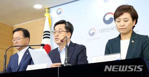 【서울=뉴시스】박주성 기자 = 김동연 경제부총리 겸 기획재정부 장관이 6일 오전 서울 세종로 정부서울청사 브리핑룸에서 '종합부동산세 개편방안'을 발표하고 있다. 2018.07.06. park7691@newsis.com