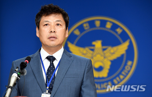 【강진=뉴시스】신대희 기자 = 6일 전남 강진경찰서 회의실에서 김재순 수사과장이 실종 여고생 사망 사건 중간 수사 결과를 발표하고 있다. 2018.07.06.&nbsp; sdhdream@newsis.com