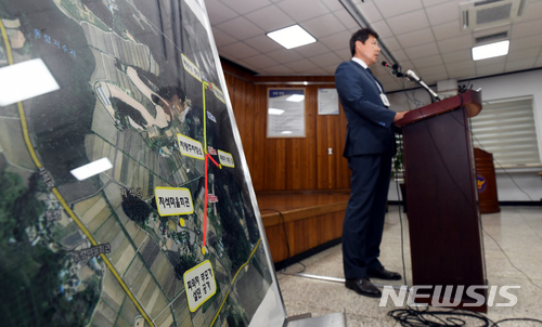 【강진=뉴시스】신대희 기자 = 6일 전남 강진경찰서 회의실에서 김재순 수사과장이 실종 여고생 사망 사건 중간 수사 결과를 발표하고 있다. 2018.07.06. sdhdream@newsis.com