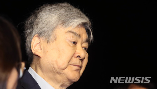 【서울=뉴시스】임태훈 기자 = 수백억 원대 상속세 탈루 등 비리 의혹을 받고 있는 조양호 한진그룹 회장이 6일 오전 영장이 기각된 후 서울 구로구 남부구치소를 나서고 있다. 2018.07.07.&nbsp;&nbsp; taehoonlim@newsis.com