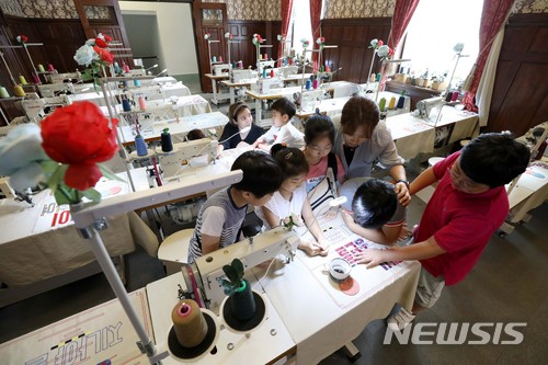 【서울=뉴시스】전신 기자 = 지난 6일 서울 중구 문화역서울 284에서 열린 '개성공단' 기획전시를 찾은 어린이들이 작품을 감상하고 있다 2018.07.06. photo1006@newsis.com