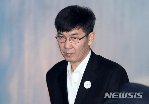 【서울=뉴시스】김선웅 기자 = 이명박 전 대통령의 재산관리인으로 알려진 이병모 청계재단 사무국장이 지난해 7월6일 오후 서울 서초구 서울중앙지법에서 열린 '청계재단 배임·횡령' 1심 선고공판에 출석하고 있다. 이 사무국장이 1심에서 실형을 선고받는다면 이 전 대통령의 측근 중 첫 번째로 실형을 받는 사례가 된다. 2018.07.06. mangusta@newsis.com