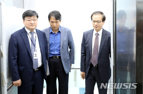 【서울=뉴시스】전진환 기자 = ‘드루킹 댓글 조작 의혹’사건을 수사하는 특별검사팀(특검팀) 허익범 특검이 6일 오후 서울 서초구 특검 사무실 브리핑실에서 브리핑을 마치고 승강기에 오르고 있다.&nbsp;&nbsp; 허익범(오른쪽부터) 특검, 김대호, 최득신 특검. 2018.07.06.&nbsp; amin2@newsis.com