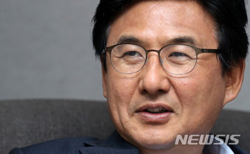 【서울=뉴시스】이영환 기자 = 박성수 송파구청장이 5일 오후 서울 송파구청 집무실에서 뉴시스와 인터뷰를 하고 있다. 2018.07.06. 20hwan@newsis.com