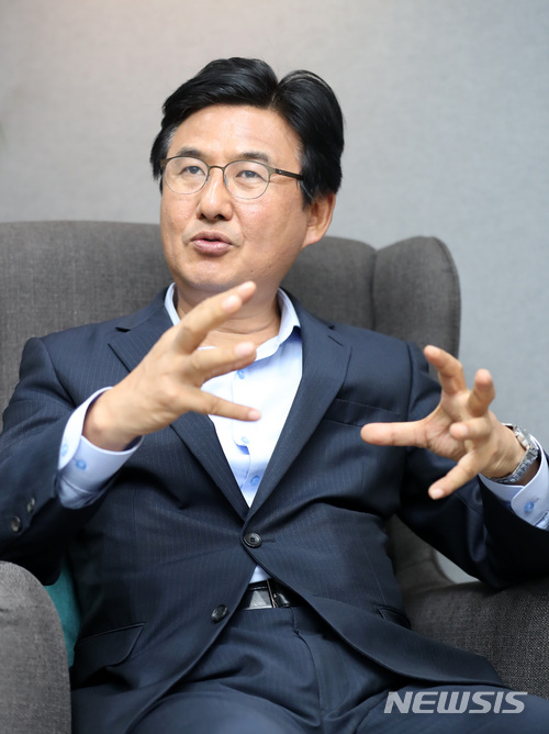 【서울=뉴시스】이영환 기자 = 박성수 송파구청장이 5일 오후 서울 송파구청 집무실에서 뉴시스와 인터뷰를 하고 있다. 2018.07.06. 20hwan@newsis.com