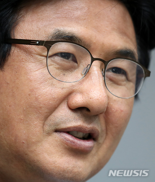 【서울=뉴시스】이영환 기자 = 박성수 송파구청장이 5일 오후 서울 송파구청 집무실에서 뉴시스와 인터뷰를 하고 있다. 2018.07.06. 20hwan@newsis.com