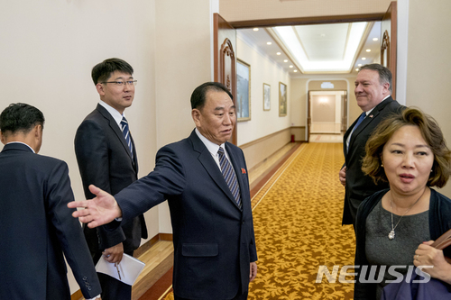 【평양=AP/뉴시스】김영철 북한 노동당 부위원장 겸 통일전선부장( 왼쪽 세번째)이 6일 평양 백화원초대소에서 마이크 폼페이오 미국 국무장관을 안내하고 있다. 2018.07.06