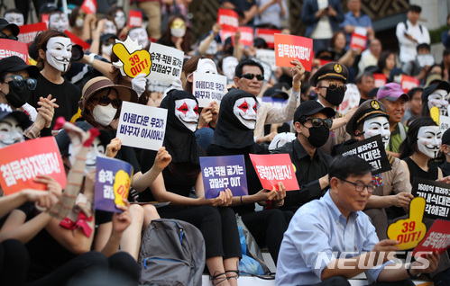【서울=뉴시스】김진아 기자 = 6일 오후 서울 종로구 세종문화회관 앞 계단에서 열린 '아시아나항공 No Meal(노 밀) 사태 책임 경영진 규탄 문화제'에서 아시아나항공 승무원 등 직원들이 손팻말을 들고 있다. 아시아나항공 승무원 등 직원들은 박삼구 회장에게 책임을 물으며 경영진 교체를 요구했다. 2018.07.06. bluesoda@newsis.com