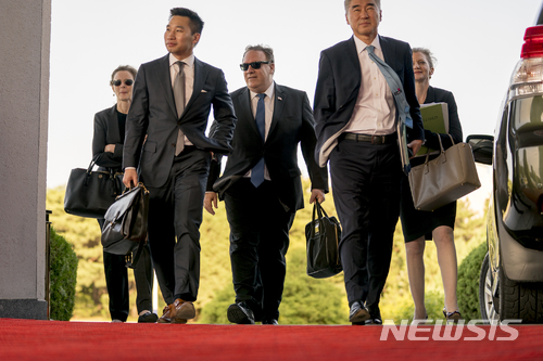 【평양=AP/뉴시스】 6일 평양을 방문한 미국의 마이크 폼페이오 국무장관이 오후 늦게 김영철 통전부장과의 1차 회담을 마치고 수행팀과 함께 백화원초대소로 들어서고 있다. 왼쪽부터 리사 케나 국무장관 보좌관, 알렉스 웡 국무부 동아태 부차관보, 폼페이오 장관, 성 김 필리핀대사, 앨리슨 후커 백악관 국가안보실 한국담당. 2018. 7. 6.