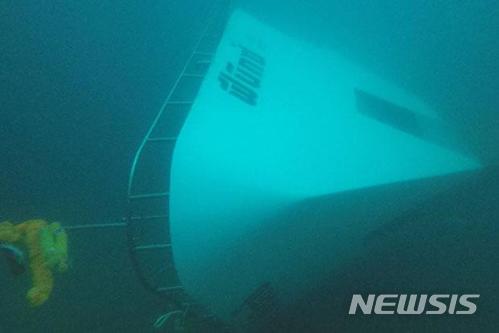 【서울=뉴시스】태국 푸껫 인근 해역서 지난 5일(현지시간) 전복돼 침몰한 여객선 '피닉스'호의 모습.(사진출처: 태국 해군) 2018.07.07. 