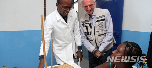 【서울=뉴시스】유엔 인도주의업무조정국(OCHA)의 마크 로우코크 국장(가운데)의 모습. (사진출처: 유엔) 2018.07.07.