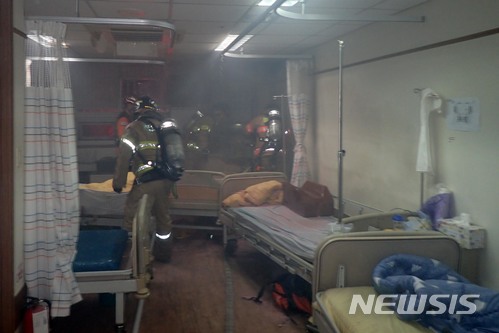 【부산=뉴시스】 하경민 기자 = 6일 오후 10시 10분께 부산 부산진구의 한 요양병원 2층의 입원실에서 원인이 밝혀지지 않은 불이 나 소방대원들이 진화작업을 펼치고 있다. 불이 나자 병원 내 스프링클러가 작동해 초기 진화되고, 이어 신고를 받고 출동한 119에 의해 7분 만에 완진됐다. 또 병원 내부에 연기가 퍼지자 병원 관계자들이 입원환자 40여 명을 대피시켜 다행히 인명피해는 없는 것으로 전해졌다.2018.07.07. (사진=부산소방본부 제공) yulnetphoto@newsis.com