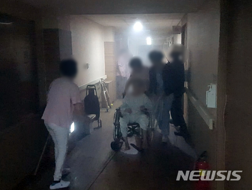【부산=뉴시스】 하경민 기자 = 6일 오후 10시 10분께 부산 부산진구의 한 요양병원 2층의 입원실에서 원인이 밝혀지지 않은 불이 나 병원 관계자들이 거동이 불편한 입원환자를 대피시키고 있다.&nbsp; 불이 나자 병원 내 스프링클러가 작동해 초기 진화되고, 이어 신고를 받고 출동한 119에 의해 7분 만에 완진됐다. 또 병원 내부에 연기가 퍼지자 병원 관계자들이 입원환자 40여 명을 대피시켜 다행히 인명피해는 없는 것으로 전해졌다. 2018.07.07. (사진=부산소방본부 제공) yulnetphoto@newsis.com