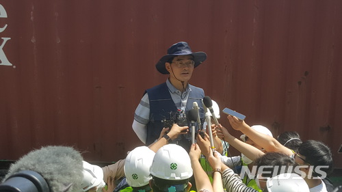 7일 인천항 인천컨테이너화물터미널에서 농림축산검역본부 관계자가 붉은불개미 관련 브리핑을 하고 있다.