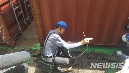 7일 인천항 인천컨테이너화물터미널에서 검역당국 관계자들이 붉은불개미 긴급방제 작업을 하고 있다.