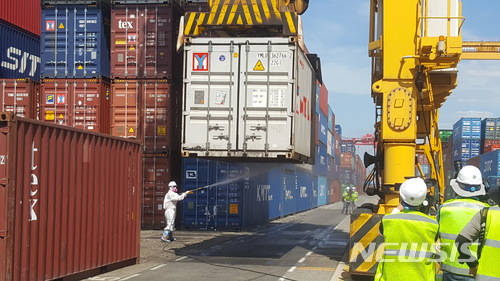 7일 인천항 인천컨테이너화물터미널에서 검역당국 관계자들이 붉은불개미 긴급방제 작업을 하고 있다.