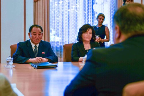 【서울=뉴시스】헤더 노어트 국무부 대변인이 7일 자신의 트위터에 공개한 사진으로, 마이크 폼페이오 장관과 회담 중인 김영철 노동당 부위원장 겸 통일전선부장과 최선희 외무성 부상이 굳은 표정을 짓고 있다. 폼페이오 장관은 이날 오후 1박2일의 방북 일정을 마치고 평양을 떠났다. (사진출처=트 대변인 트위터) 2018.07.07 