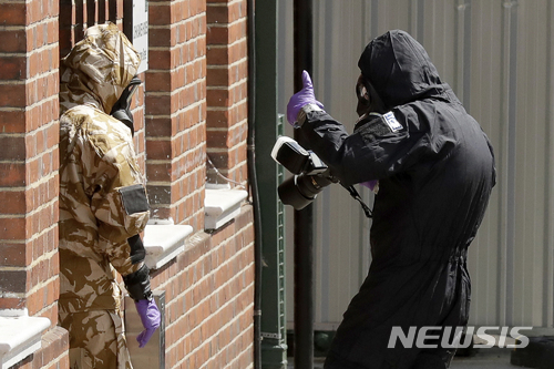 【에임즈베리=AP/뉴시스】영국 에임즈베리에서 40대 남녀가 신경작용제 노비촉에 노출된 가운데 전문 수사팀이 7일 노비촉 용기 수색을 진행하고 있다. 여성은 사망했다. 2018.07.11