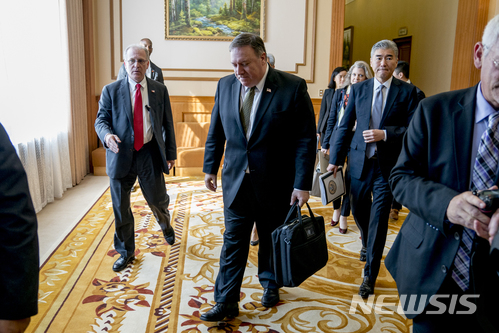  【평양=AP/뉴시스】마이크 폼페이오 미 국무장관과 성 김 주필리핀 미국 대사가 북미 고위급회담 이틀째인 7일 북한 평양 백화원 영빈관에서 김영철 북한 노동당 부위원장 겸 통일전선부장과 회담을 하기 위해 이동하고 있다. 2018.07.07&nbsp; photo@newsis.com 