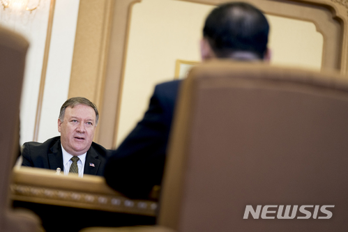 【평양=AP/뉴시스】마이크 폼페이오 미 국무장관이 북미 고위급회담 이틀째인 7일 북한 평양 백화원 영빈관에서 김영철 북한 노동당 부위원장 겸 통일전선부장과 회담을 하고 있다. 2018.07.07 photo@newsis.com