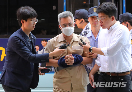 【서울=뉴시스】배훈식 기자 = 인터넷 불법 댓글 조작 혐의로 구속 기소된 '드루킹' 김모(49)씨가 7일 오전 서울 서초구 허익범 특별검사 사무실에 출석하고 있다. 2018.07.07.&nbsp; dahora83@newsis.com