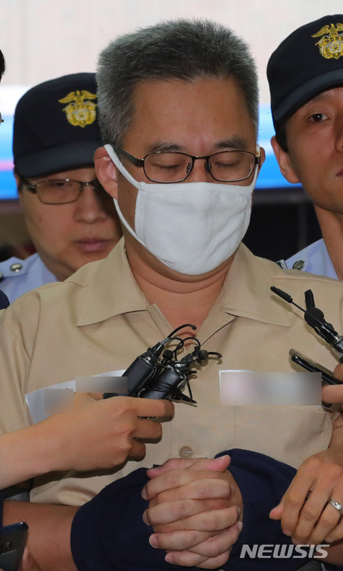 【서울=뉴시스】배훈식 기자 = 인터넷 불법 댓글 조작 혐의로 구속 기소된 '드루킹' 김모(48)씨가 지난 7일 오전 서울 서초구 허익범 특별검사 사무실에 출석하며 눈을 감고 있다. 2018.07.07. dahora83@newsis.com