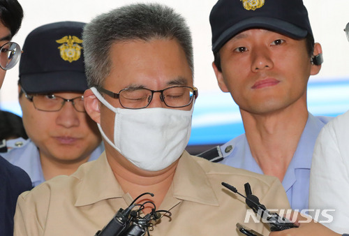 【서울=뉴시스】배훈식 기자 = 인터넷 불법 댓글 조작 혐의로 구속 기소된 '드루킹' 김모(49)씨가 지난 7일 오전 서울 서초구 허익범 특별검사 사무실에 출석하며 눈을 감고 있다. 2018.07.07. dahora83@newsis.com