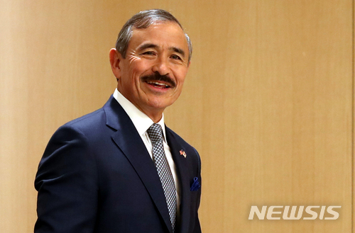 【인천공항=뉴시스】조성봉 기자 = 해리 해리스 신임 주한미국대사가 7일 오후 인천국제공항 귀빈실에서 열린 기자간담회에 입장하며 밝은 표정을 짓고 있다. .2018.07.07.suncho21@newsis.com