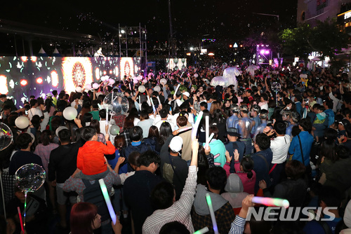 【울산=뉴시스】안정섭 기자 = 울산 고래문화재단이 오는 16일 본관 3층 다목적홀에서 올해 울산고래축제의 성공적인 개최를 위한 '주민참여 축제 오픈포럼'을 개최한다. 사진은 지난해 7월 열린 2018 울산고래축제 거리퍼레이드 현장. 2019.01.10. (사진=울산 남구 제공) photo@newsis.com