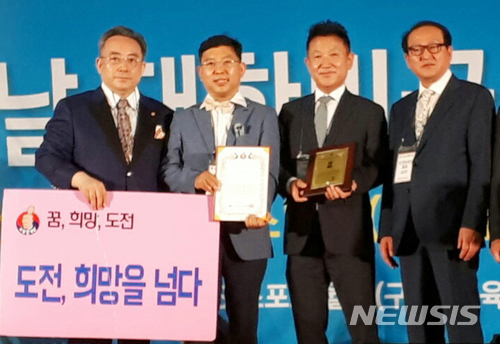 【광주=뉴시스】변재훈 기자 = 사단법인 도전한국인운동본부는 지난 7일 서울 강서구 화곡동 KBS 스포츠월드에서 열린 제6회 도전페스티벌에서 최영준(59, 사진 왼쪽에서 세 번째)) 전 광주MBC 사장에게 도전한국인 언론 부문 대상을 시상했다고 8일 밝혔다. 2018.07.08. (사진=도전한국인운동본부 제공) photo@newsis.com