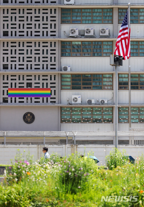 【서울=뉴시스】배훈식 기자 = 8일 오전 서울 종로구 주한 미국대사관에 성소수자를 의미하는 LGBT(Lesbian Gay Bisexual Transgender) 배너가 걸려있다. 2018.07.08. dahora83@newsis.com