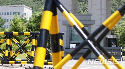 【과천=뉴시스】추상철 기자 = 박근혜 정부 시절 촛불집회 당시 기무사령부의 위수령 발령과 계엄선포를 검토했다는 의혹과 관련 더불어민주당이 기무사 개혁 작업에 나섰다. 8일 오후 경기 과천시 국군기무사령부에는 적막감이 감돌고 있다. 2018.07.08. scchoo@newsis.com