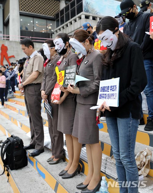 【서울=뉴시스】고범준 기자 = 8일 오후 서울 종로구 세종문화회관 앞 계단에서 열린 '아시아나항공 No Meal(노 밀) 사태 책임 경영진 규탄 문화제'에서 아시아나항공 승무원 등 직원들이 협력업체 사장을 위한 묵념을 하고 있다. 2018.07.08.&nbsp; bjko@newsis.com 