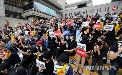 【서울=뉴시스】고범준 기자 = 8일 오후 서울 종로구 세종문화회관 앞 계단에서 열린 '아시아나항공 No Meal(노 밀) 사태 책임 경영진 규탄 문화제'에서 아시아나항공 승무원 등 직원들이 손 피켓을 들고 구호를 외치고 있다. 2018.07.08. bjko@newsis.com