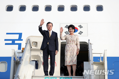 【뉴델리(인도)=뉴시스】 문재인 대통령은 11일 인도 국빈방문 일정을 마무리하며 다음 순방지인 싱가포르로 향했다. 문 대통령은 올 하반기 첫 순방 주제를 '신(新)남방정책'으로 삼으며 실질 협력을 중심으로 한 외교 외연 넓히기에 주력하고 있다. 사진은 지난 8일 인도 입국 당시의 문 대통령 내외 모습. (사진=뉴시스 자료사진) 2018.07.11. photo@newsis.com