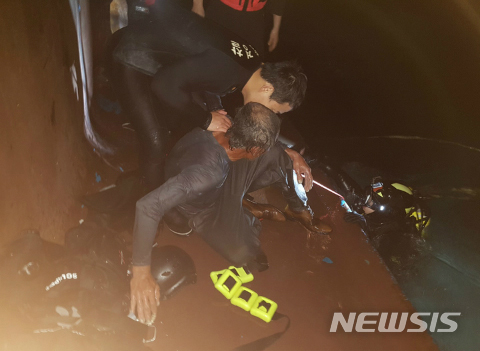 【서울=뉴시스】임태훈 기자 = 8일 오후 7시13분께 전북 군산시 옥도면 어청도 남동쪽 약 12㎞ 해상에서 어선과 예인선이 충돌해 어선이 전복되는 사고가 발생했다.&nbsp; 군산해경 잠수사들이 선체 내 에어포켓에서 선원을 구조하고 있다. 해경은 배에 타고 있던 5명 가운데 선원 4명을 구조하고, 1명을 수색 중이다. 2018.07.08.(사진=군산해양경찰서 제공)&nbsp; photo@newsis.com