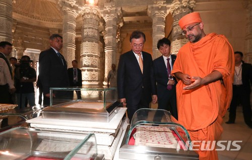 【뉴델리(인도)=뉴시스】박진희 기자 = 문재인 대통령이 8일(현지시간) 오후 인도 뉴델리 ‘악샤르담(Akshardham) 힌두사원’을 방문하고 있다. 문 대통령 내외가 인도 국빈방문 첫 일정으로 힌두교를 대표하는 성지를 방문한 것은 인도의 종교와 문화에 대한 존중을 표하는 의미가 있다. 2018.07.08. pak7130@newsis.com