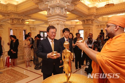 【뉴델리(인도)=뉴시스】박진희 기자 = 문재인 대통령과 부인 김정숙 여사가 8일(현지시간) 오후 인도 뉴델리 ‘악샤르담(Akshardham) 힌두사원’을 방문하고 있다.&nbsp; 문 대통령 내외가 인도 국빈방문 첫 일정으로 힌두교를 대표하는 성지를 방문한 것은 인도의 종교와 문화에 대한 존중을 표하는 의미가 있다. 2018.07.08.&nbsp; pak7130@newsis.com