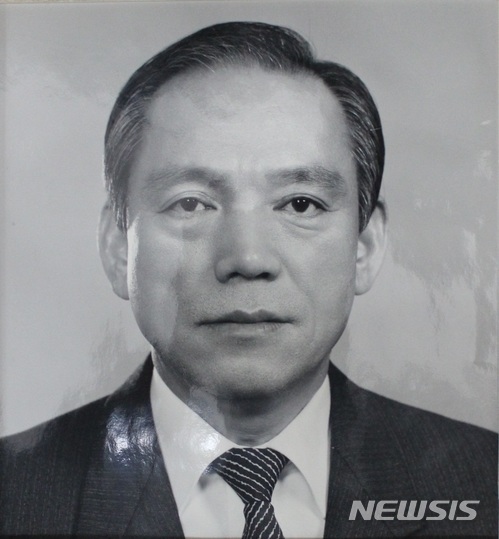 【서울=뉴시스】이예슬 기자 = 고(故) 박종철 열사 고문치사 사건을 쇼크사로 축소·은폐한 강민청 전 치안본부장이 향년 85세의 나이로 별세했다. 9일 경찰청에 따르면 제40대 치안총수인 강 전 본부장(현재의 경찰청장)은 지난 6일 밤 노환으로 세상을 떠났다. 서울 강남의 한 종합병원에서 장례를 치른 뒤 이날 오전 발인이 진행됐다. (제공=경찰청)