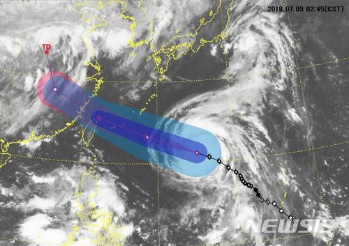 【제주=뉴시스】우장호 기자 = 기상청은 제8호 태풍 마리아(Maria)가 9일 오전 3시기준 괌 북서쪽 약 1330㎞ 부근해상에서 시속 30㎞의 속도로 서북서진하고 있다고 9일 밝혔다. 태풍 마리아 예상진로도. 2018.07.09. (사진=기상청 위성영상 캡처) woo1223@newsis.com