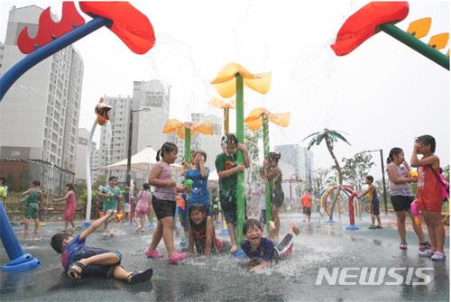 【서울=뉴시스】강동구 고덕천 물놀이장. (자료사진)