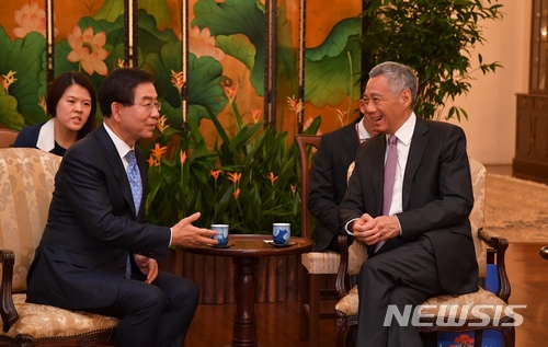【서울=뉴시스】싱가포르를 방문중인 박원순 서울시장이 9일(한국시간) 싱가포르 이스타나궁에서 리센룽 싱가포르 총리와 면담을 갖고 있다.2018.07.09(제공=서울시) 