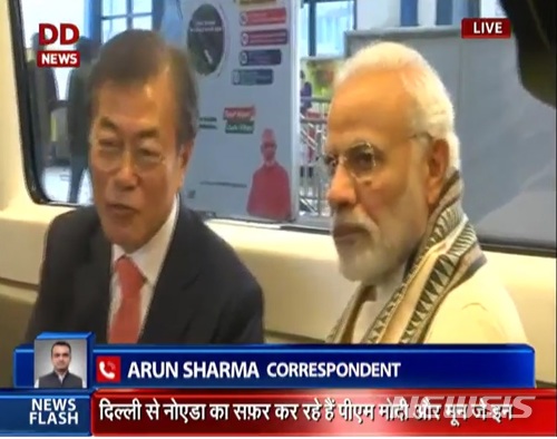 【뉴델리(인도)=뉴시스】 문재인 대통령과 모디 인도 총리가 9일 지하철을 타고 노이다 지역에 위치한 삼성전자 제2공장 준공식으로 향하는 모습이다. 공식 일정에 없던 '지하철 탑승'은 모디 총리의 제안으로 이뤄졌다. (사진=인도 디디뉴스 캡쳐). 2018.07.09. photo@newsis.com