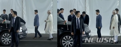 【뉴델리(인도)=뉴시스】 이재용 삼성전자 부회장은 9일 인도 노이다 삼성전자 제2공장 준공식에 참석한 문재인 대통령을 보자 연신 크게 인사했다. (사진=현지 생중계 영상 캡쳐). 2018.07.09. photo@newsis.com