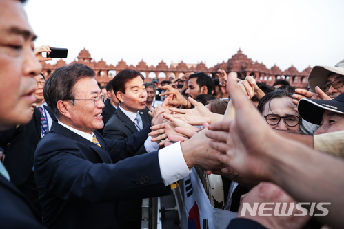 【뉴델리(인도)=뉴시스】박진희 기자 = 문재인 대통령이 8일(현지시간) 오후 인도 뉴델리 ‘악샤르담(Akshardham) 힌두사원’ 방문을 마치고 환영나온 교민들과 인사를 나누고 있다. 문 대통령 내외가 인도 국빈방문 첫 일정으로 힌두교를 대표하는 성지를 방문한 것은 인도의 종교와 문화에 대한 존중을 표하는 의미가 있다. 2018.07.09. pak7130@newsis.com