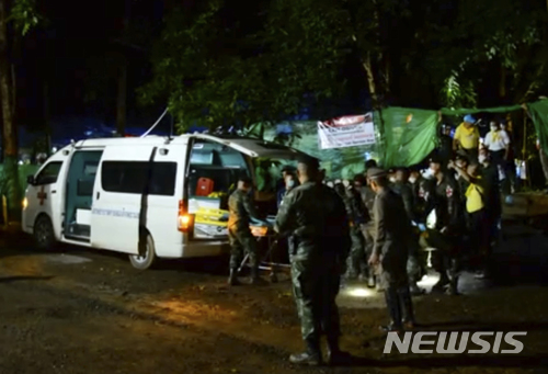 【매사이( 태국)= AP/뉴시스】 태국 창라이주의 매사이에서 구조된 동굴에 갇혔던 유소년 축구팀의 한 소년이 8일 구조대에 의해 들것에 실려 구급차로 옮겨지고 있다 (구조본부 공보실 제공 동영상).    